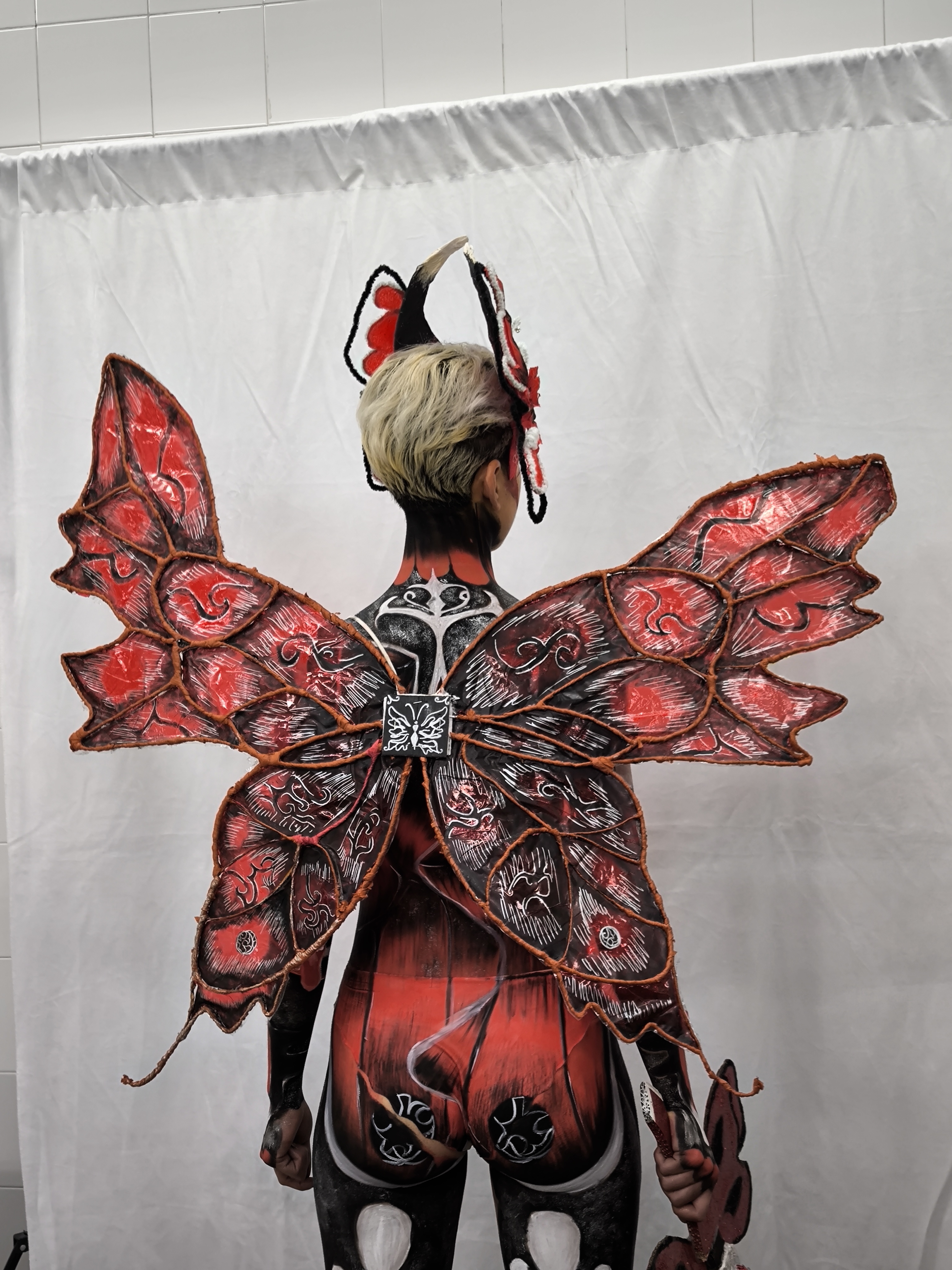 Resultado completo del body painting con alas extendidas y detalle en espalda