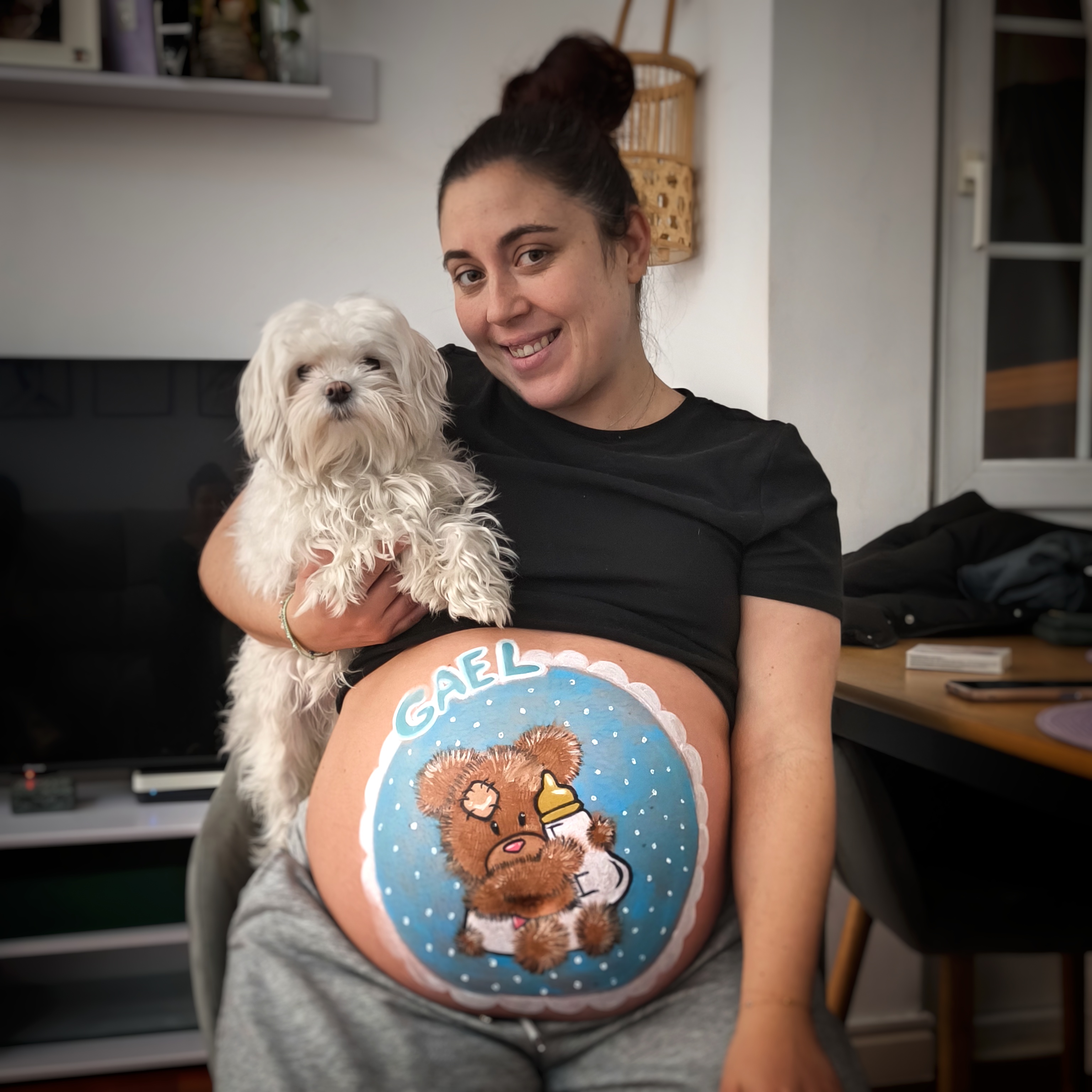 Retrato con body painting artístico sobre embarazo