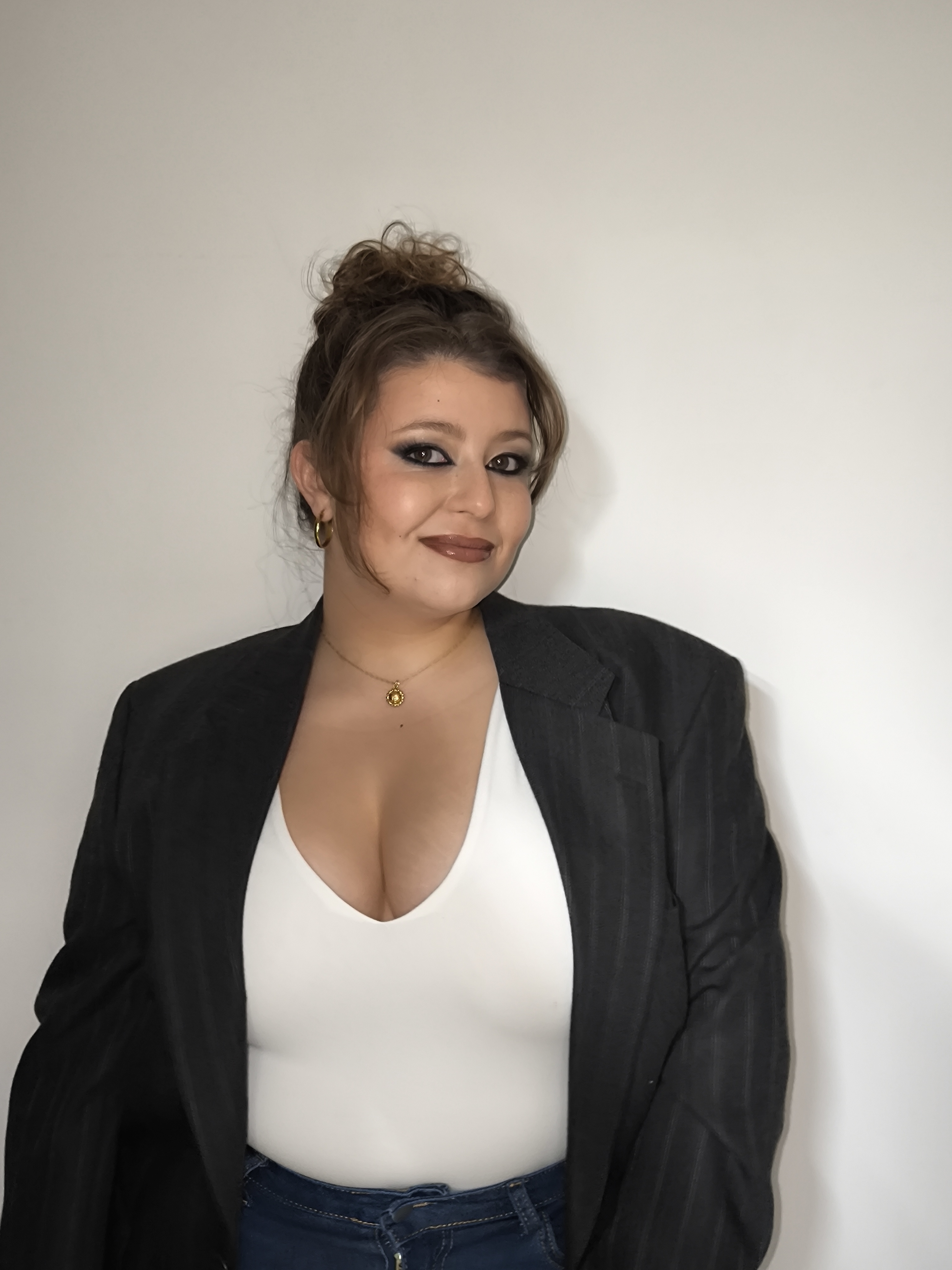 Retrato frontal con maquillaje beauty natural y blazer negro