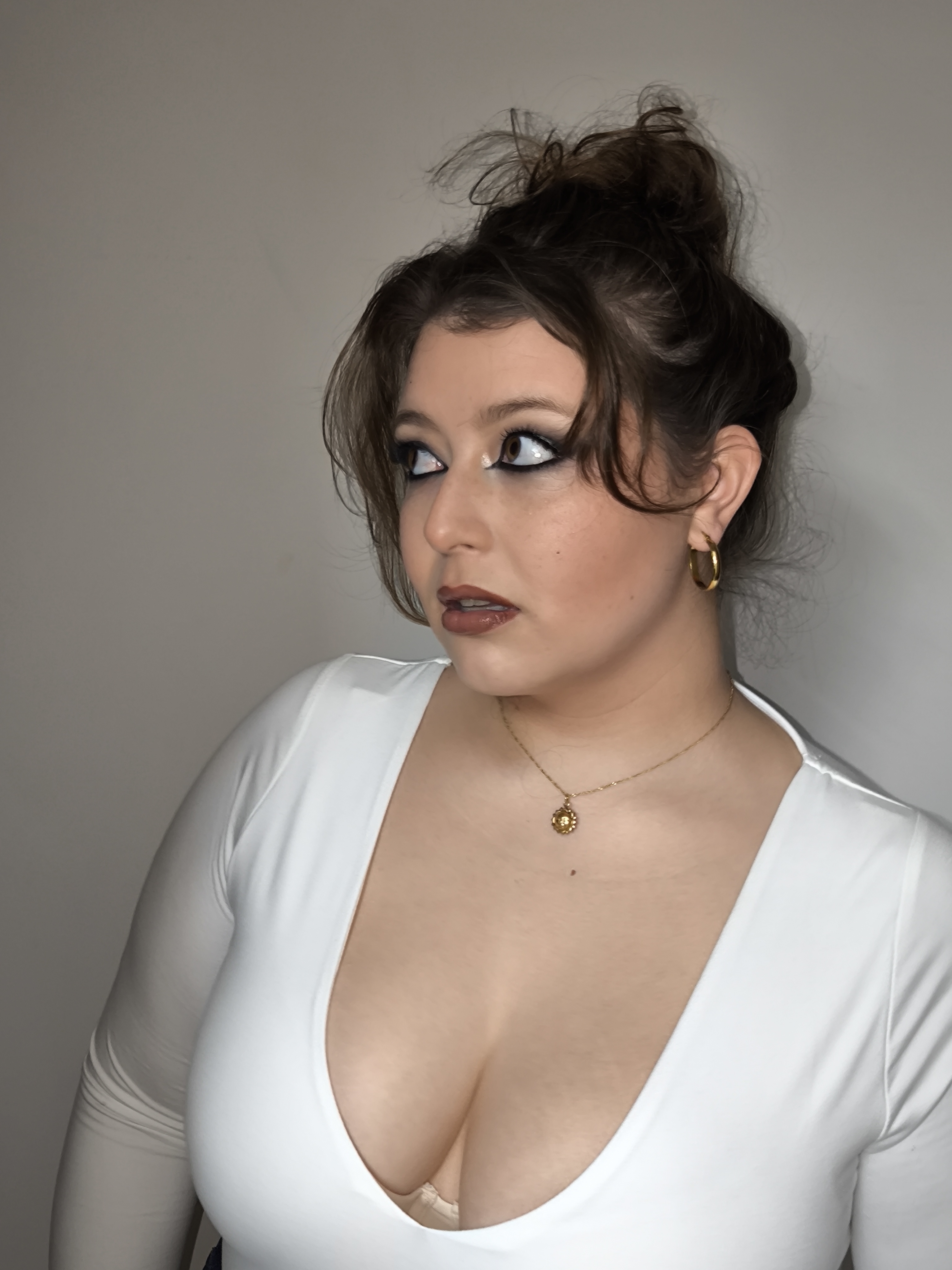 Retrato lateral con enfoque en ojos y piel