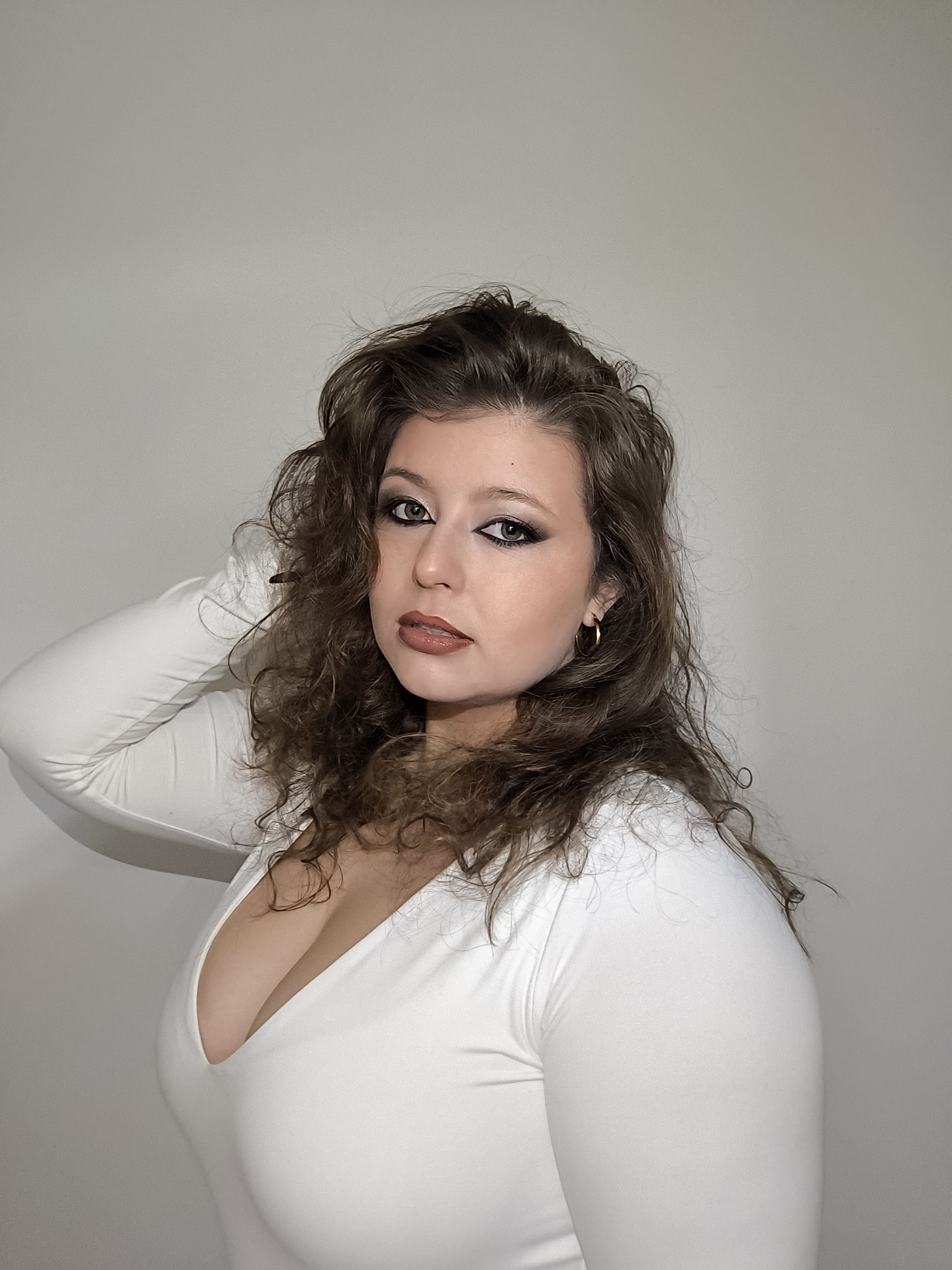 Retrato final con maquillaje completo y fondo neutro