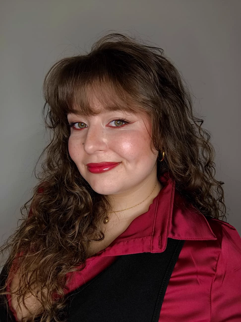 Paola Martín Avellaneda aplicando labial rojo, maquilladora y caracterizadora