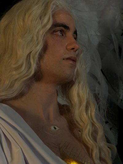 Eleliel: plano medio del personaje caracterizado