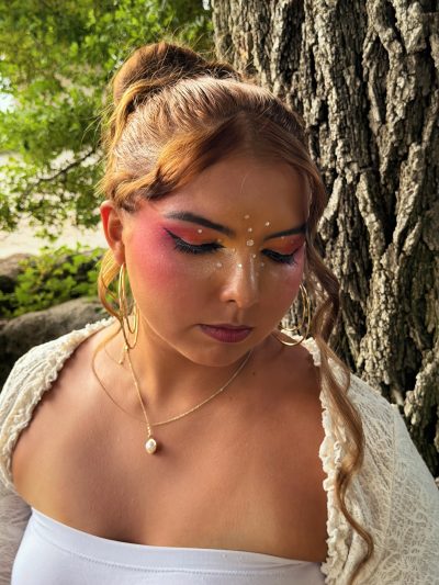 Summer Muse: perfil a contraluz con sombra coral difuminada hacia la sien y perlas bajo el ojo
