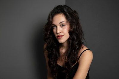 Book actoral Carla: perfil con acabado limpio y luminoso