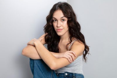 Book actoral Carla: plano tres cuartos, expresión neutra